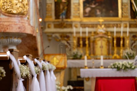Téléchargez les photos : Décoration de mariage de l'église - en image libre de droit