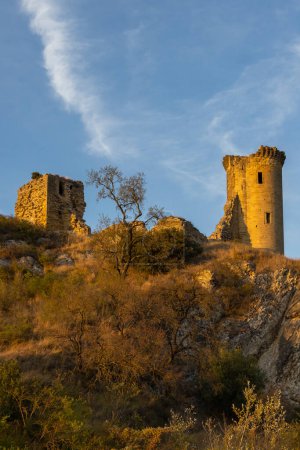Téléchargez les photos : Ruines du Château de Hers près de Châteauneuf-du-Pape, Provence - en image libre de droit