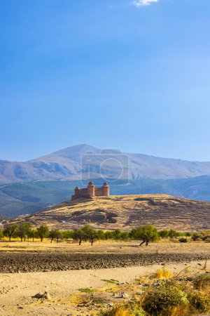 Vista del castillo de La Calahorra con Sierra Nevada, Andalucía, España