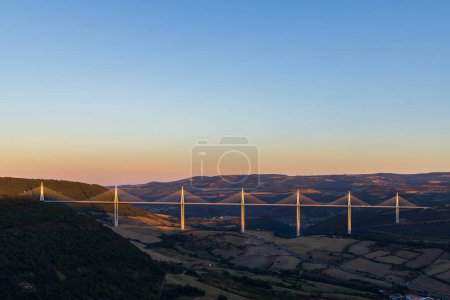 Téléchargez les photos : Câble multi-travées resté viaduc Millau à travers la vallée de la gorge de Tarn River - en image libre de droit