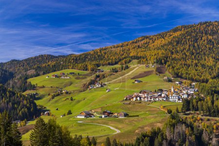 Typische Landschaft bei San Martin de Tor, Dolomiti, Südtirol, Italien