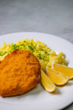 Téléchargez les photos : Escalope de poulet au couscous et citron - en image libre de droit