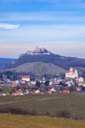 Vue sur les ruines de Falkenstein et la ville avec vignoble