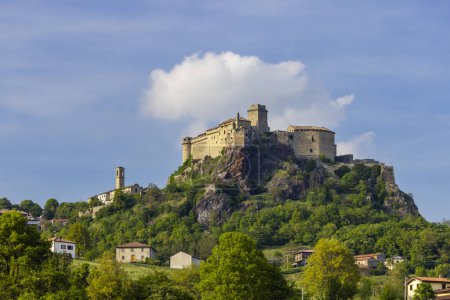 Téléchargez les photos : Vue du château de Bardi (Castello di Bardi) avec ville, province de Parme, Émilie-Romagne - en image libre de droit