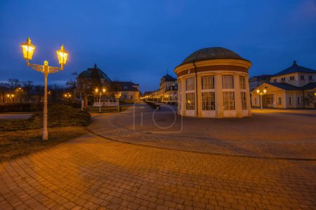 Frantiskovy lazne ciudad balneario durante la noche, Patrimonio de la Humanidad por la UNESCO