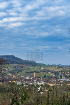 Weinberge mit Stadt Arbois, Departement Jura, Franche-Comte