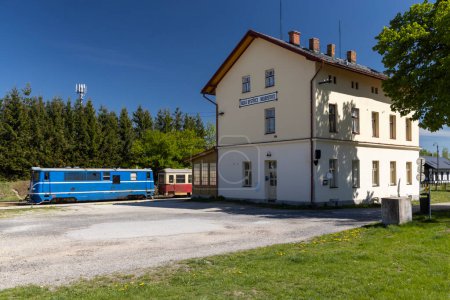 Tren de vía estrecha Jindrichuv Hradec a Nova Bystrice, estación Nova Bystrice, República Checa