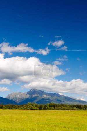 Foto de Alto Tatras con la montaña dominante Krivan, Eslovaquia - Imagen libre de derechos