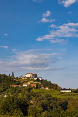 Castillo de Kapfenstein e iglesia con viñedo, Estiria, Austria