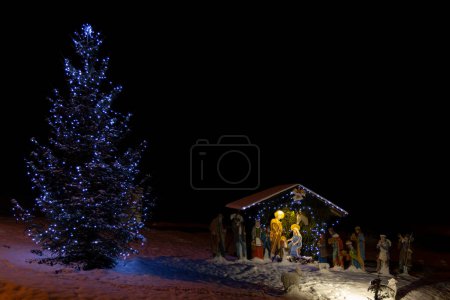 Foto de Decoración de Navidad al aire libre cubierta de nieve - Imagen libre de derechos