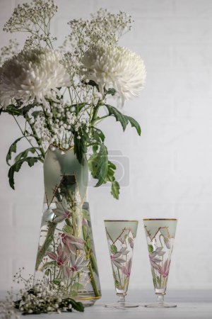 Téléchargez les photos : Bouquet de chrysanthèmes blancs et gypsophila paniculata - en image libre de droit
