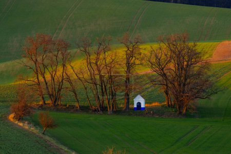Foto de Paisaje con capilla de San Barborkas cerca de Strazovice, Moravia del Sur, República Checa - Imagen libre de derechos