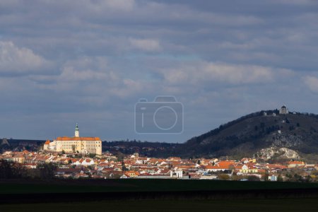 Foto de Castillo y ciudad de Mikulov, Moravia del Sur, República Checa - Imagen libre de derechos