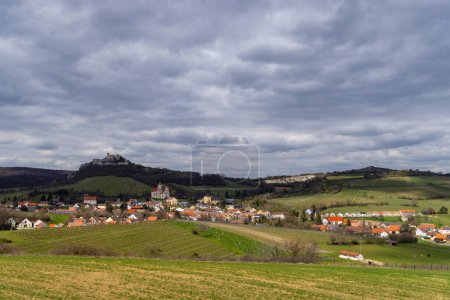 Ruine Falkenstein und Stadt mit Weinberg, Niederösterreich, Österreich