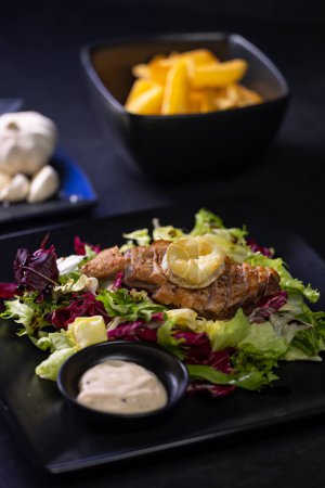 Téléchargez les photos : Poitrine de canard avec salade et fromage de chèvre cuit au four - en image libre de droit