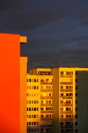 Foto de Antiguo bloque de pisos - edificio de apartamentos hecho de paneles de hormigón en la era comunista en Europa del Este, Praga, República Checa - Imagen libre de derechos