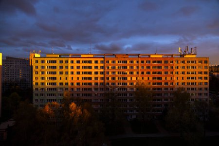 Foto de Antiguo bloque de pisos - edificio de apartamentos hecho de paneles de hormigón en la era comunista en Europa del Este, Praga, República Checa - Imagen libre de derechos