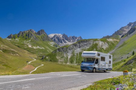 Vanlife, Route des Grandes Alpes près du Col du Galibier, Hautes-Alpes, France