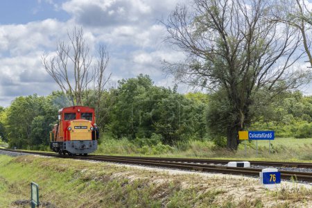 Tren de vía estrecha de Balatonfenyves a Csisztafurdo cerca de Balaton, región de Somogy, Hungría