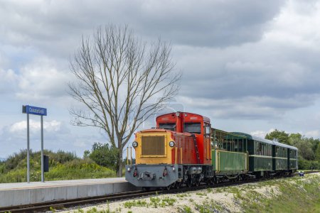 Téléchargez les photos : Chemin de fer à voie étroite de Balatonfenyves à Csisztafurdo près de Balaton, Somogy region, Hungary - en image libre de droit