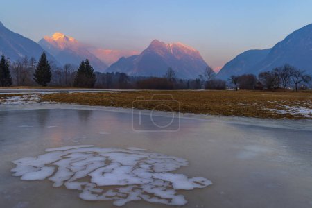 Winterlandschaft in der Nähe des Dorfes Bovec, Triglavski Nationalpark, Slowenien