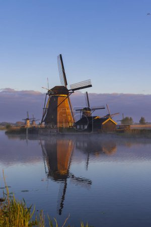 Molinos de viento tradicionales holandeses en Kinderdijk - Sitio de la Unesco, Países Bajos
