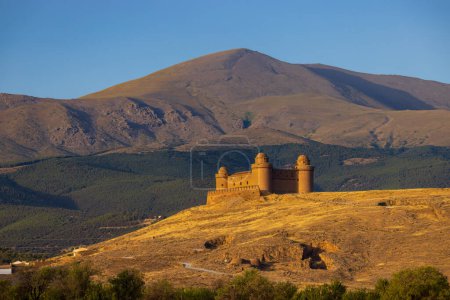 Castillo de La Calahorra con Sierra Nevada, Andalucía, España