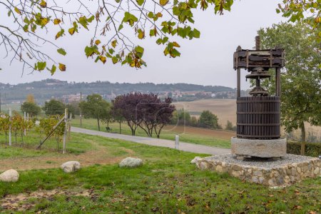 Old wine press near Castello di Razzano and Alfiano Natta, Barolo wine region, provincia de Cuneo, región de Piamonte, Italia