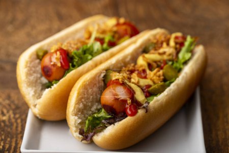 deux hot-dogs classiques en petits pains

