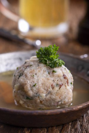 Téléchargez les photos : Soupe autrichienne dans une casserole en cuivre - en image libre de droit