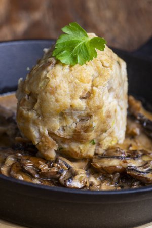 Téléchargez les photos : Bavarian bread dumpling in mushroom sauce - en image libre de droit