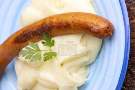 Téléchargez les photos : Gros plan d'une frankfurter sur purée de pommes de terre - en image libre de droit