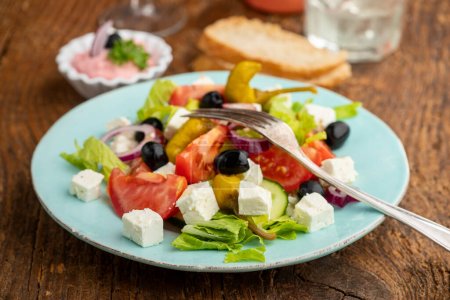 Téléchargez les photos : Salade de geek au fromage feta et olives - en image libre de droit