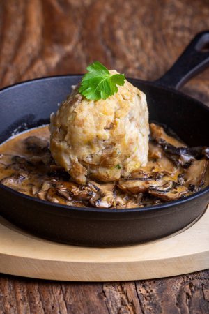 Téléchargez les photos : Bavarian bread dumpling in mushroom sauce - en image libre de droit