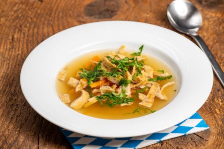 Téléchargez les photos : Soupe à crêpes autrichienne sur bois - en image libre de droit
