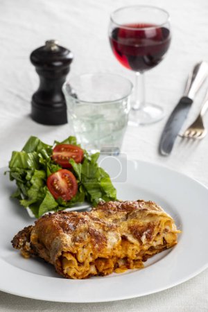 Téléchargez les photos : Portion de lasagne sur une plaque blanche - en image libre de droit