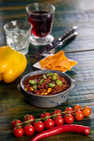 Téléchargez les photos : Chili con carne avec nachos - en image libre de droit