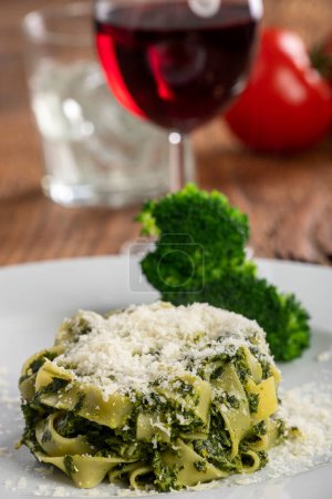 Téléchargez les photos : Pâtes tagliatelli italiennes à la sauce aux épinards - en image libre de droit