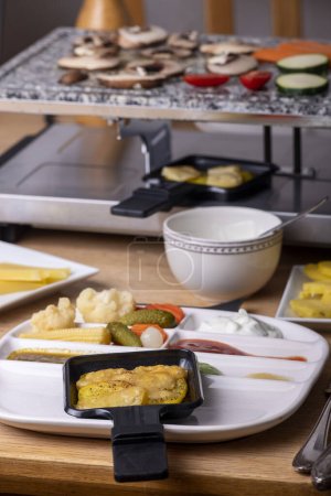 Téléchargez les photos : Raclette et assiette de pommes de terre - en image libre de droit