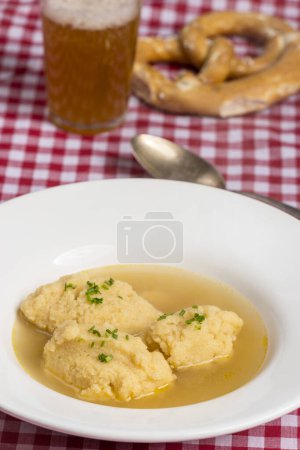 Téléchargez les photos : Soupe bavaroise boulette sur nappe - en image libre de droit