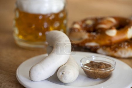 Téléchargez les photos : Bavarois saucisses blanches sur bois - en image libre de droit