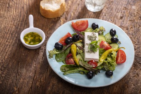 Téléchargez les photos : Salade grecque sur bois foncé - en image libre de droit