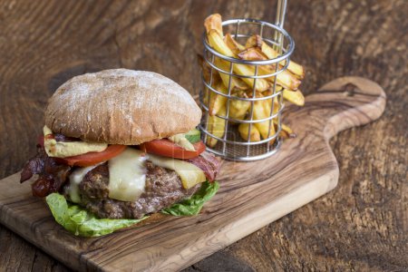 Téléchargez les photos : Cheeseburger aux frites sur bois - en image libre de droit