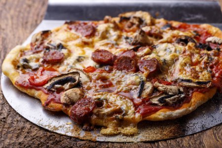 Téléchargez les photos : Pizza avec ascenseur sur bois - en image libre de droit