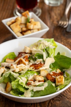 Téléchargez les photos : Caesar salad on dark wood - en image libre de droit