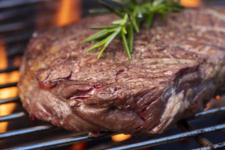 Téléchargez les photos : Steak cru au romarin sur le barbecue - en image libre de droit