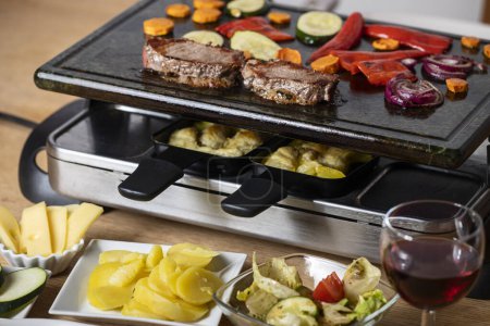 Téléchargez les photos : Raclette suisse à la viande et aux légumes - en image libre de droit