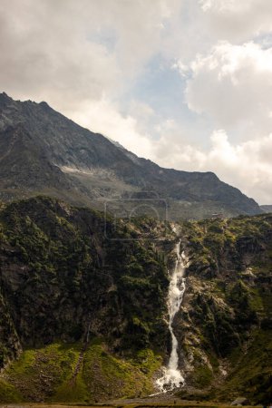 Téléchargez les photos : Cascade de sulzenau dans la vallée du stubai - en image libre de droit