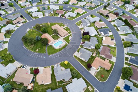 Téléchargez les photos : Vue aérienne de maisons sur une route circulaire dans un lotissement - en image libre de droit