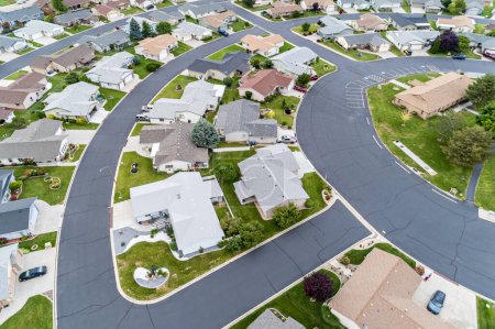 Téléchargez les photos : Vue aérienne d'un lotissement avec maisons - en image libre de droit